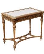 Néo-classicisme. Table-vitrine sculptee en bois dore, dans l`esprit Napoleon III, fin XIXe si&egrave;cle. 