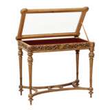 Table-vitrine sculptee en bois dore dans l`esprit Napoleon III fin XIXe si&egrave;cle. Glas Neoklassizismus 77 - Foto 4