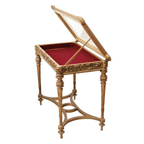 Table-vitrine sculptee en bois dore dans l`esprit Napoleon III fin XIXe si&egrave;cle. Verre Néo-classicisme 77 - photo 5