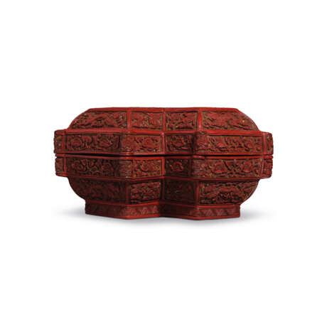AN EXTREMELY RARE CINNABAR LACQUER ‘DRAGON’ DOUBLE-LOZENGE-SHAPED BOX AND COVER - фото 2