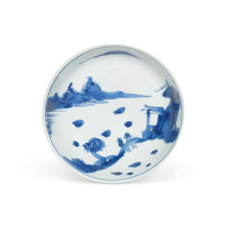 A SMALL BLUE AND WHITE ‘RIVERSCAPE’ SAUCER DISH - Foto 1