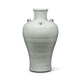 A GUAN-TYPE GLAZED VASE WITH THREE RINGS - Foto 1