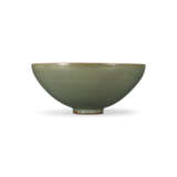 A RARE LARGE GREEN JUN BOWL - Foto 1