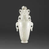 A WHITE JADE ‘MAGPIE AND PRUNUS’ VASE AND COVER - Foto 1