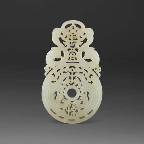 A WHITE JADE ARCHAISTIC `CHANGYI ZISUN` PLAQUE - Foto 1