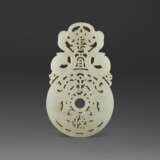 A WHITE JADE ARCHAISTIC `CHANGYI ZISUN` PLAQUE - Foto 1