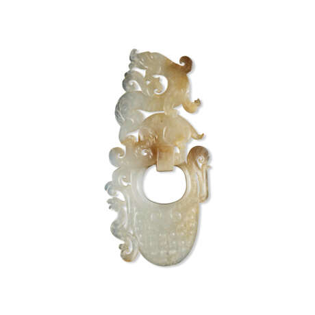 A VERY RARE WHITE AND RUSSET JADE HINGED ORNAMENT - Foto 1