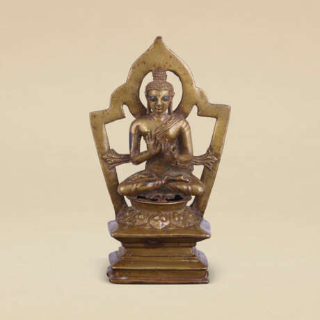 A RARE SILVER-INLAID BRONZE FIGURE OF BUDDHA SHAKYAMUNI - фото 1