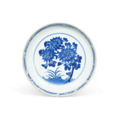 A BLUE AND WHITE ‘PEONY’ SHALLOW DISH