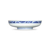 A BLUE AND WHITE ‘PEONY’ SHALLOW DISH - фото 2