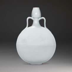 A FINE AND VERY RARE MING TIANBAI-GLAZED ANHUA-DECORATED MOONFLASK, BIANPING