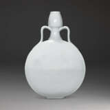 A FINE AND VERY RARE MING TIANBAI-GLAZED ANHUA-DECORATED MOONFLASK, BIANPING - photo 1