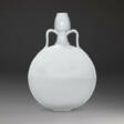 A FINE AND VERY RARE MING TIANBAI-GLAZED ANHUA-DECORATED MOONFLASK, BIANPING - Prix ​​des enchères