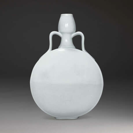 A FINE AND VERY RARE MING TIANBAI-GLAZED ANHUA-DECORATED MOONFLASK, BIANPING - Foto 1
