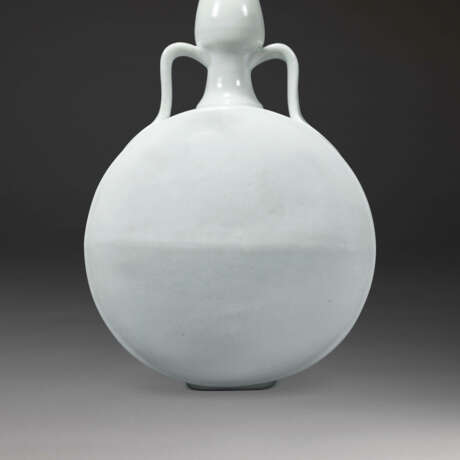 A FINE AND VERY RARE MING TIANBAI-GLAZED ANHUA-DECORATED MOONFLASK, BIANPING - photo 2