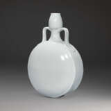A FINE AND VERY RARE MING TIANBAI-GLAZED ANHUA-DECORATED MOONFLASK, BIANPING - Foto 3