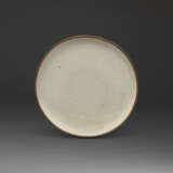 A VERY RARE DING IMPERIAL INSCRIBED MOULDED ‘MAKARA’ DISH - фото 1