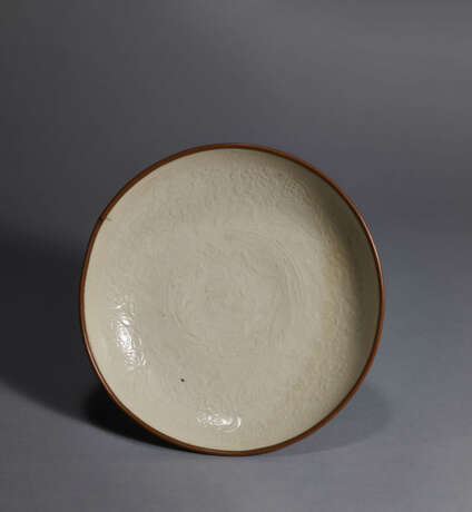 A VERY RARE DING IMPERIAL INSCRIBED MOULDED ‘MAKARA’ DISH - фото 2