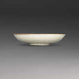 A VERY RARE DING IMPERIAL INSCRIBED MOULDED ‘MAKARA’ DISH - photo 3