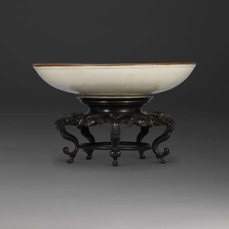 A VERY RARE DING IMPERIAL INSCRIBED MOULDED ‘MAKARA’ DISH - photo 5
