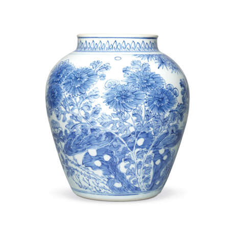 A BLUE AND WHITE ‘BIRDS AND CHRYSANTHEMUM’ BALUSTER JAR - photo 2