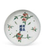 Chongzhen-Periode. AN ENAMELLED BLUE AND WHITE ‘PEACH AND POMEGRANATE’ DISH