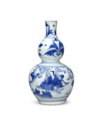 Période Chongzhen. A SMALL BLUE AND WHITE ‘SCHOLARS’ DOUBLE GOURD VASE