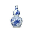 A SMALL BLUE AND WHITE ‘SCHOLARS’ DOUBLE GOURD VASE - Auction archive