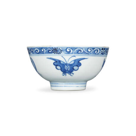 A SMALL BLUE AND WHITE ‘BUTTERFLY’ BOWL - photo 1