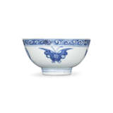 A SMALL BLUE AND WHITE ‘BUTTERFLY’ BOWL - Foto 1