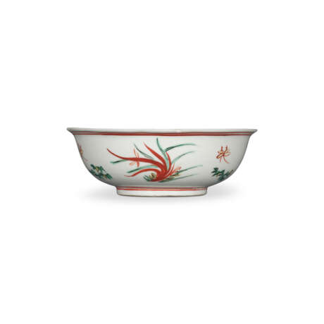 AN ENAMELLED ‘INSECT AND PLANT’ BOWL - фото 1