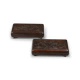 A RARE PAIR OF CARVED ZITAN `THREE FRIENDS OF WINTER` RECTANGULAR BOXES AND COVERS - Foto 2