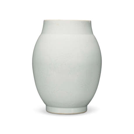 AN INCISED WHITE-GLAZED ‘FLOWER AND INSECT’ OVOID JAR - Foto 1