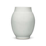 AN INCISED WHITE-GLAZED ‘FLOWER AND INSECT’ OVOID JAR - Foto 1