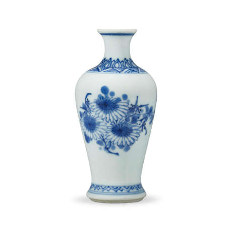 A MINIATURE BLUE AND WHITE ‘FLOWER AND FRUIT’ BALUSTER VASE - фото 1