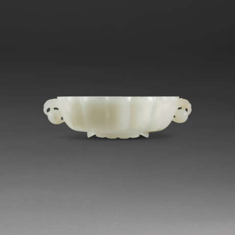 A SMALL WHITE JADE MUGHAL-STYLE FLORAL-LOBED BOWL - photo 1