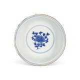 A BLUE AND WHITE ‘BUDDHIST LION’ SHALLOW BOWL - фото 2