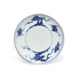 A BLUE AND WHITE ‘CRANE AND PINE TREE’ SAUCER DISH - Auction archive