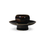 A FINE AND RARE DING BLACK-GLAZED CUP STAND - Foto 2