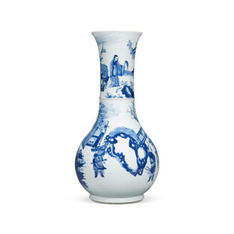 A BLUE AND WHITE ‘FIGURAL’ WAISTED BOTTLE VASE - фото 3