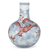 A MAGNIFICENT FINE AND EXTREMELY RARE UNDERGLAZE-BLUE AND COPPER-RED-DECORATED ‘DRAGON’ TIANQIUPING - photo 2