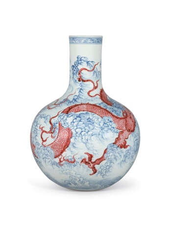 A MAGNIFICENT FINE AND EXTREMELY RARE UNDERGLAZE-BLUE AND COPPER-RED-DECORATED ‘DRAGON’ TIANQIUPING - photo 3