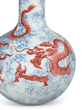 A MAGNIFICENT FINE AND EXTREMELY RARE UNDERGLAZE-BLUE AND COPPER-RED-DECORATED ‘DRAGON’ TIANQIUPING - photo 5