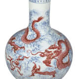 A MAGNIFICENT FINE AND EXTREMELY RARE UNDERGLAZE-BLUE AND COPPER-RED-DECORATED ‘DRAGON’ TIANQIUPING - photo 6