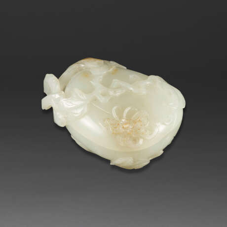 A WHITE AND RUSSET JADE `BUTTERFLY AND MELON` BOX AND COVER - Foto 1