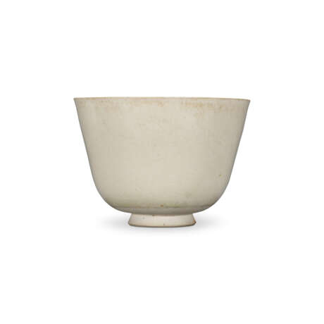 A LARGE HIGH-FIRED WHITE-GLAZED CUP - photo 1