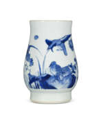 Chongzhen-Periode. A SMALL BLUE AND WHITE ‘GEESE AND LOTUS’ VASE