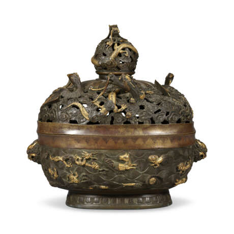A LARGE PARCEL-GILT-BRONZE CENSER AND COVER - фото 1