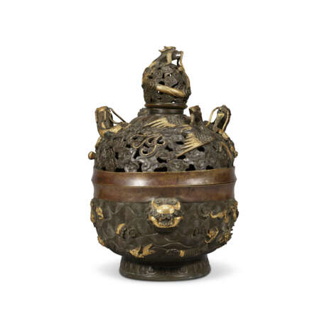 A LARGE PARCEL-GILT-BRONZE CENSER AND COVER - photo 2