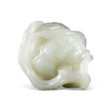 A WHITE JADE CARVING OF A FINGER CITRON - Foto 3